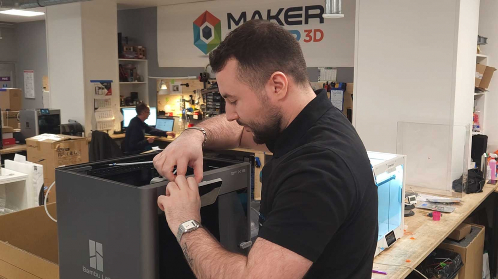 un technicien makershop répare une imprimante 3D Bambu Lab